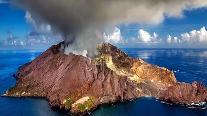 gunung white island erupsi