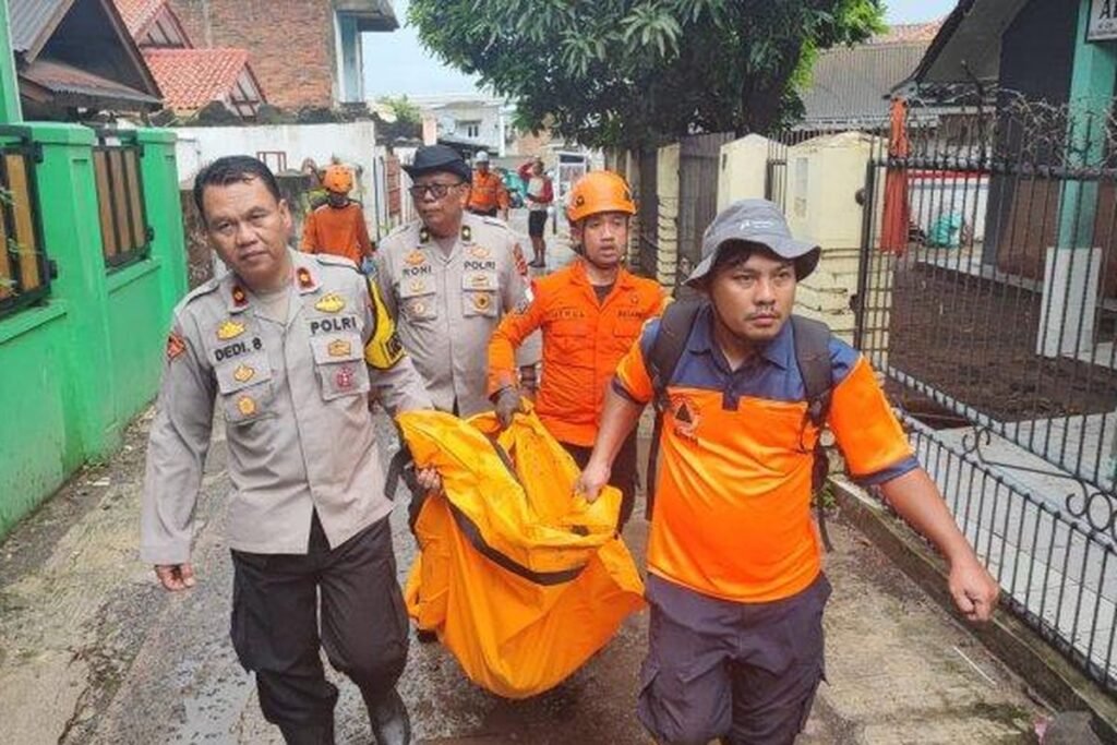 banjir-dan-longsor-terjang-sukabumi-korban-tewas-jembatan-amblas-warga-diungsikan