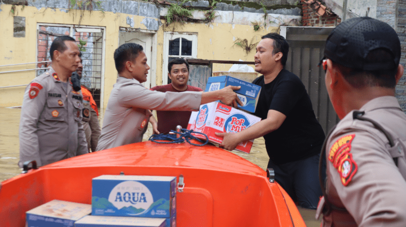 warga depok dapat batuan saat banjir