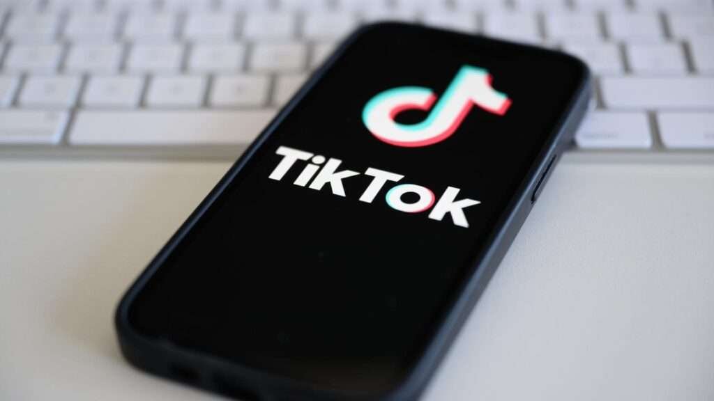 tiktok-app-smartphone-100-1920x1080