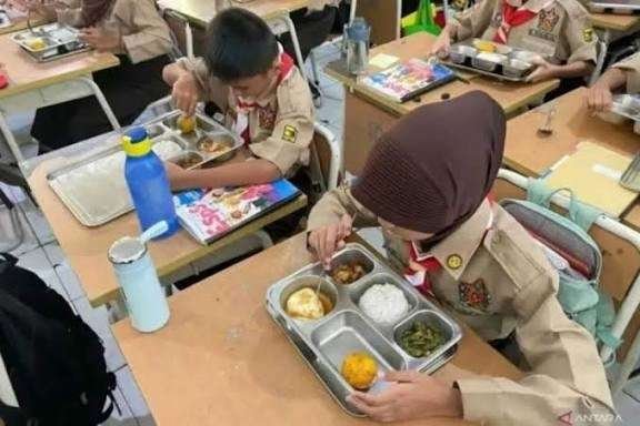 Ilustrasi - Sejumlah siswa menyantap makan bergizi gratis (MBG) di SDN Cipulir 01 Pagi
